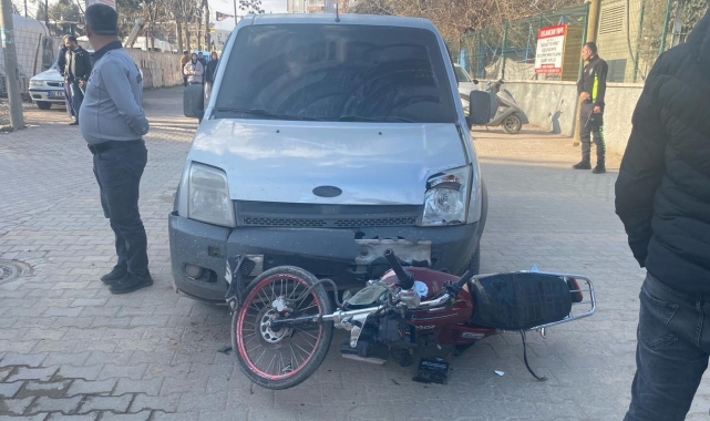 Akrobasi hareketlerde bulunan motosiklet hafif ticari araçla çarpıştı