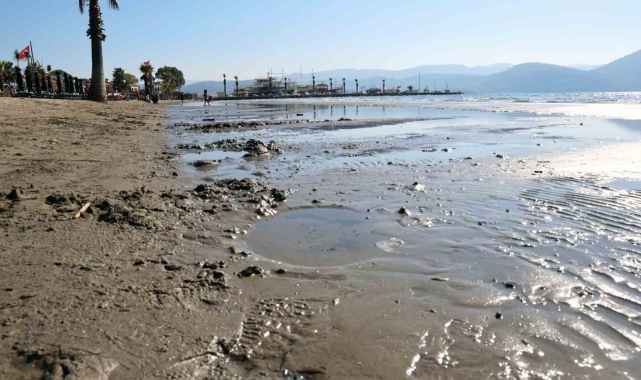 Akyaka'da deniz suyu 10 metre çekildi