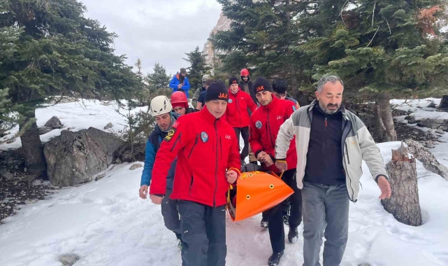Aladağlar'da tırmanış yaparken düşen dağcı yaralandı