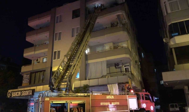 Alanya'da dört katlı binanın en üst katındaki yangın korkuttu