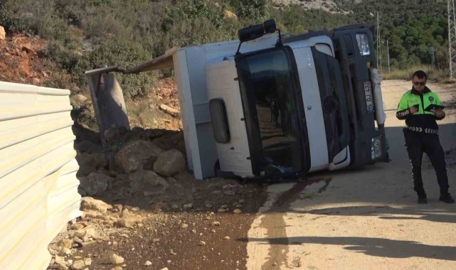 Alanya'da taş yüklü kamyon yan yattı