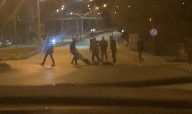 Alkollü mekanda çıkan kavga sokağa taştı, o anlar kamerada