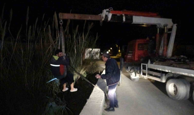 Alkollü sürücünün kanala uçtuğu motosiklet halatla çıkarıldı