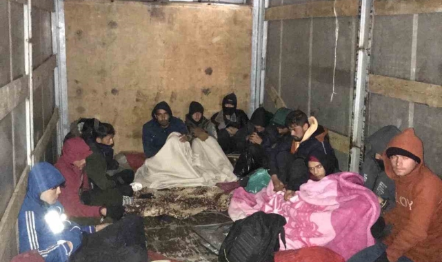 Amasya'da 13 kaçak göçmen yakalandı, 2 kişi tutuklandı