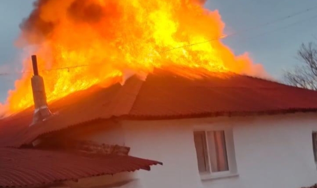 Amasya'da ahşap ev alevlere teslim oldu