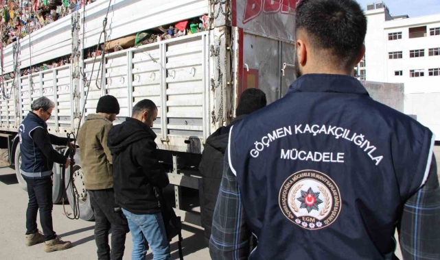 Amasya'da çöp dolu tırdan 3 kaçak göçmen çıktı