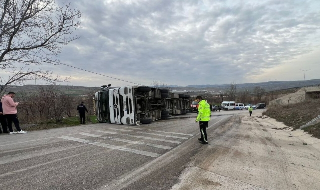 Amasya'da tır yan yatarak devrildi