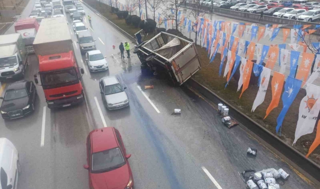 Ankara'da boya yüklü kamyon devrildi, yol maviye boyandı