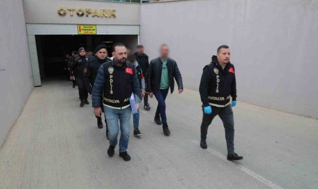 Antalya'da 92 aranan şahıs yakalandı