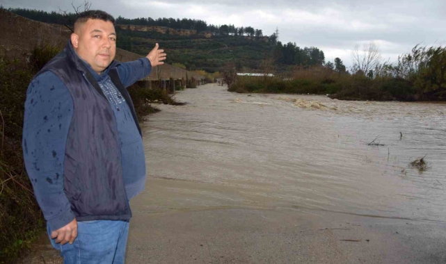Antalya'da bir ilçe adeta sular altında kaldı, çiftçiler seralarına gitmekte zorlandı