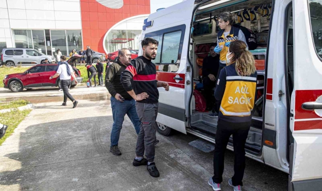 Antalya'da ikinci el otomobil bayisindeki yangın korkuttu: 3 kişi dumandan etkilendi