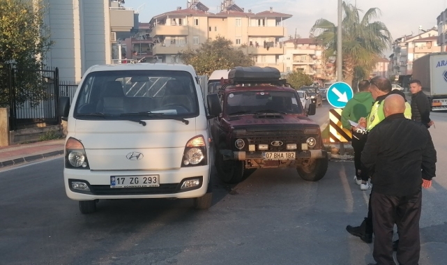Antalya'da kamyonet ile otomobil çarpıştı: 1 yaralı