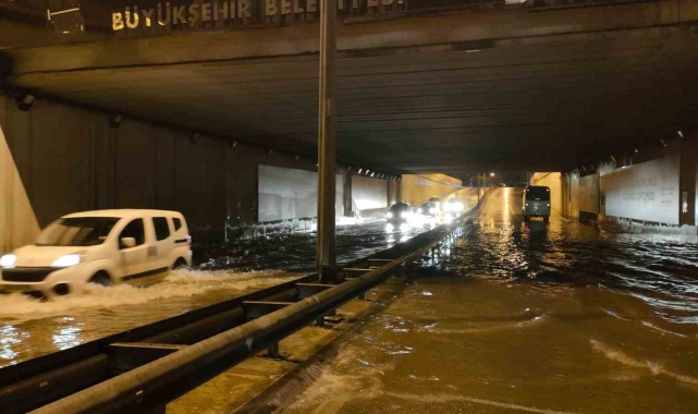 Antalya'da yoğun yağış ve selden ötürü okullar tatil edildi