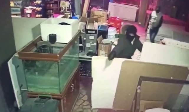 &#039;Anucur Çetesi&#039; üyelerinden internet kafeye silahlı saldırı