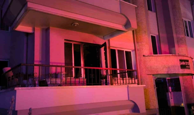 Apartmanda çıkan yangında 10 kişi dumandan etkilenerek hastanelik oldu