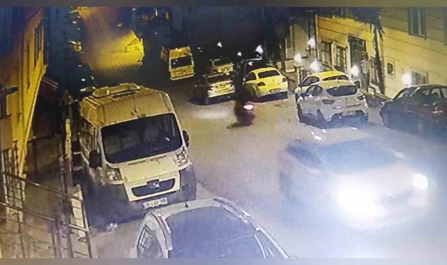 Apartmanın önündeki motosikletli çalıp kaçan hırsız kamerada