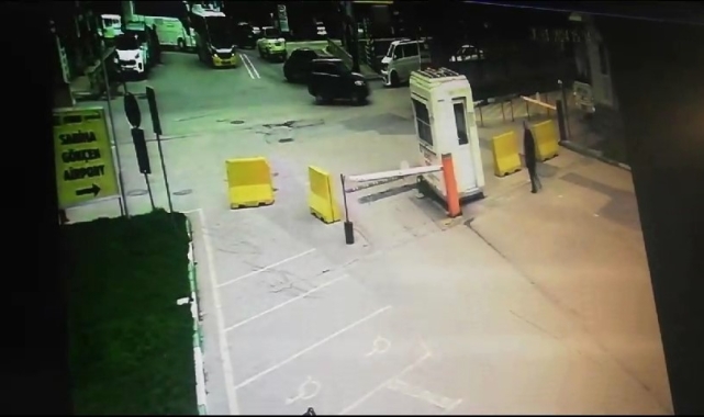 Aracın çarptığı genç kız yaralandı...Kaza anı kamerada