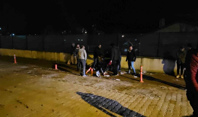 Aracın çarptığı mopeddeki anne ve kızı yaralandı