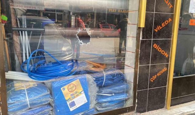 Aracıyla geldi, dükkana ateş edip kaçtı