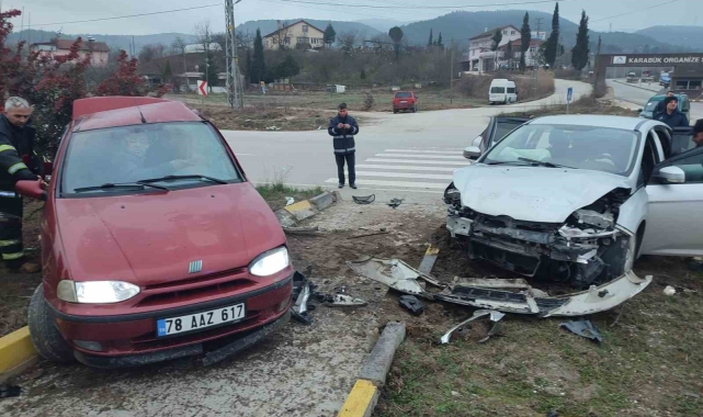 Araçta sıkışan sürücüyü itfaiye ekipleri kurtardı