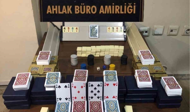 Aranması olan hırsız kumar oynarken yakalandı
