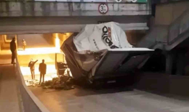 Arifiye alt geçidine bu kez kamyonet sıkıştı