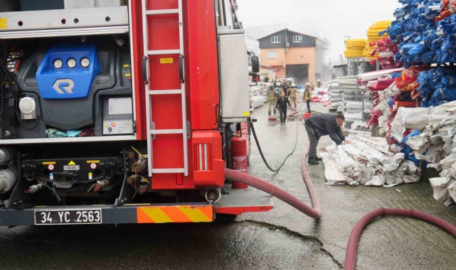 Arnavutköy'de plastik depolama ve üretim imalathanesinde yangın çıktı