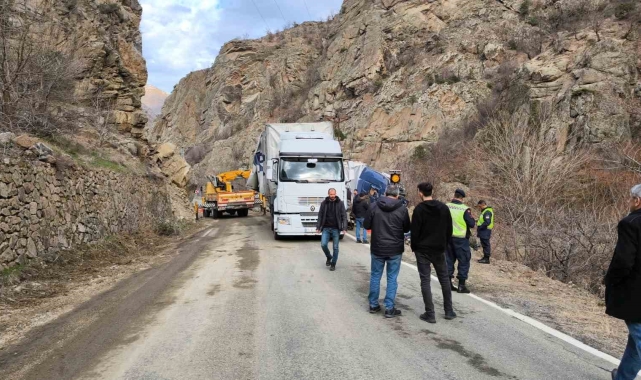 Artvin'de heyelan nedeniyle kapanan kara yolu temizlendi