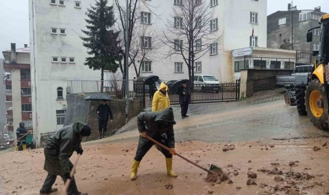 Artvin'de şiddetli yağışlar Borçka ve Murgul ilçelerinde su taşkınlarına ve heyelanlara neden oldu