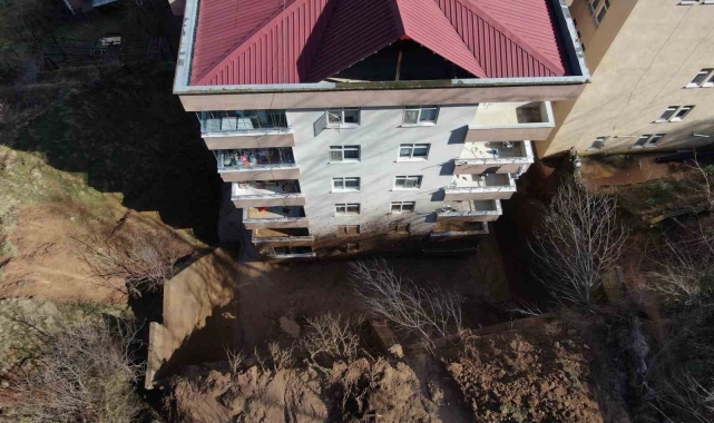Artvin'de yamaçtan kopan topraklar evlerin içerisine doldu, 10 bina zarar gördü