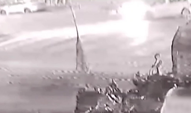 Ataşehir'de hafif ticari araç ile motosikletin kafa kafaya çarpıştığı kaza kamerada