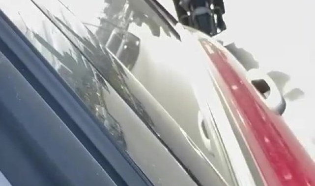 Ataşehir'de kadın sürücünün aracını tekmeleyip küfürler eden motosikletli kamerada