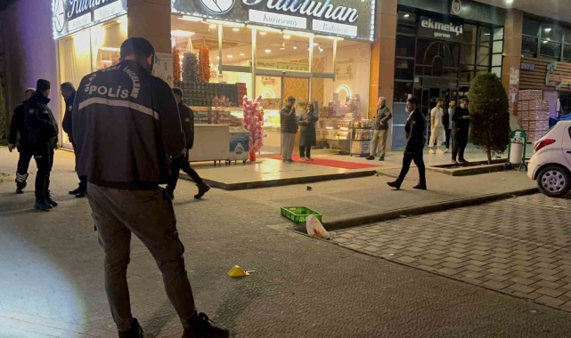 Avcılar'da iki grup arasındaki silahlı kavga kamerada: 1 yaralı