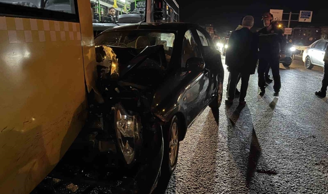 Avcılar'da kontrolden çıkan otomobil park halindeki otobüslere çarptı: 2 yaralı
