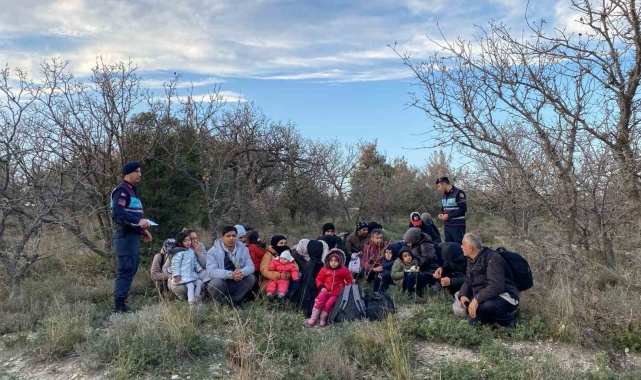 Ayvacık ve Ezine'de 75 kaçak göçmen ile 5 organizatör yakalandı