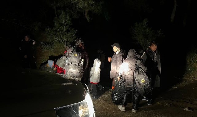 Ayvalık&#039;ta 15 düzensiz göçmen yakalandı