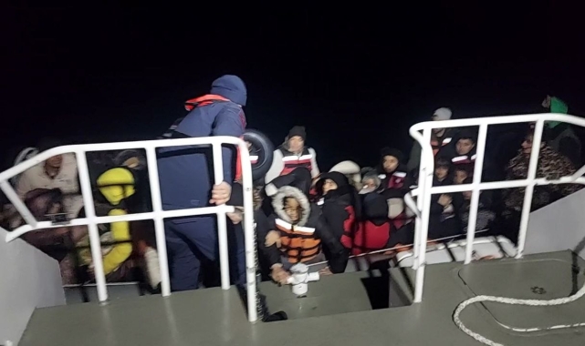 Ayvalık'ta 68 göçmen yakalandı