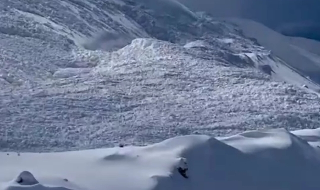 Bahçesaray'da yol açma sırasında ekiplerin önüne çığ düştü