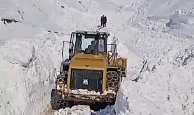 Bahçesaray'da yola düşen çığlar temizleniyor