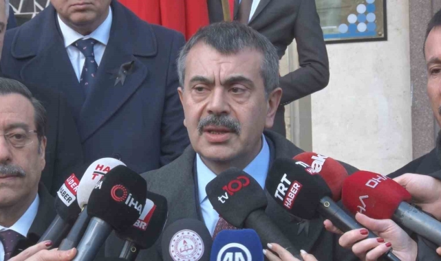 Bakan Tekin, 6 Şubat depremlerinde hayatını kaybeden vatandaşları öğrencilerle birlikte andı