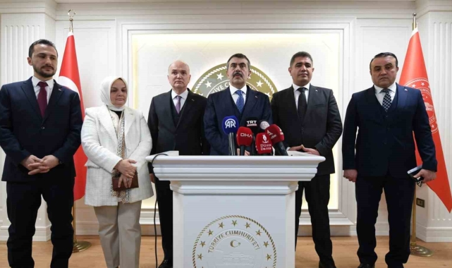 Bakan Yusuf Tekin vatandaşlara seslendi: "Hep beraber taşın altına elimizi koyalım"