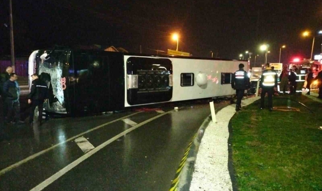 Balıkesir'de döner kavşağa hızlı giren otobüs devrildi