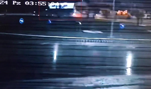 Balıkesir'de yolcu otobüsünün devrilmesi sonucu bir kişinin öldüğü 20 kişinin yaralandığı kaza güvenlik kamerasınca saniye saniye kayıt edildi