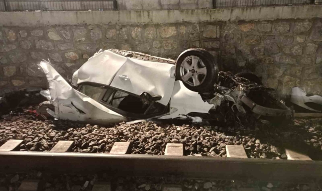 Bariyere çarpan otomobil ikiye bölünüp tren rayına düştü: 1 ölü, 2 ağır yaralı