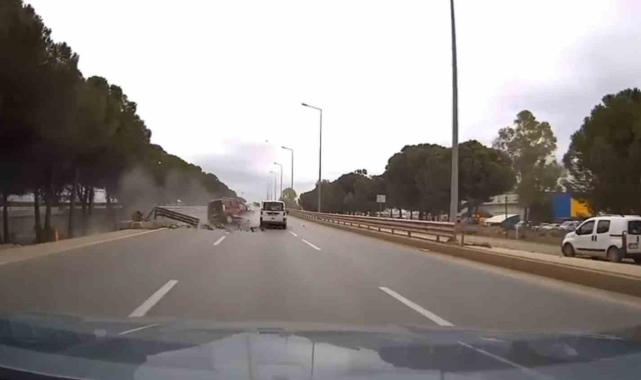 Bariyerlere çarpan araç hurdaya döndü, sürücü hayatını kaybetti