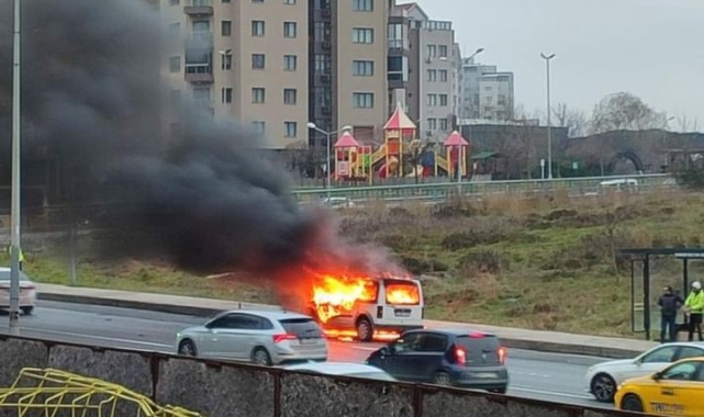 Başakşehir'de seyir halindeki ticari araç alev topuna döndü
