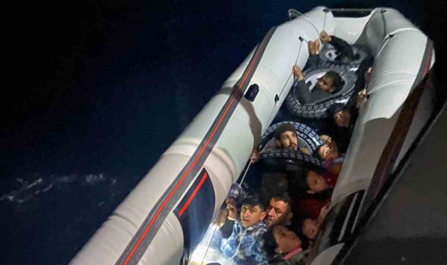 Batmak üzere olan lastik bot içindeki düzensiz göçmenler kurtarıldı