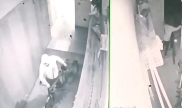 Batman&#039;da bisiklet hırsızları apartmanın güvenlik kamerasına yakalandı