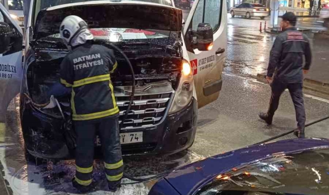 Batman'da park halindeki kamyonet alev alev yandı