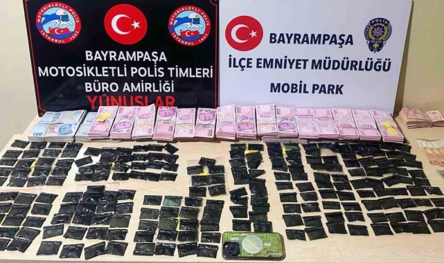 Bayrampaşa'da şüpheli araçtan çok sayıda uyuşturucu madde ve yüklü miktarda para çıktı